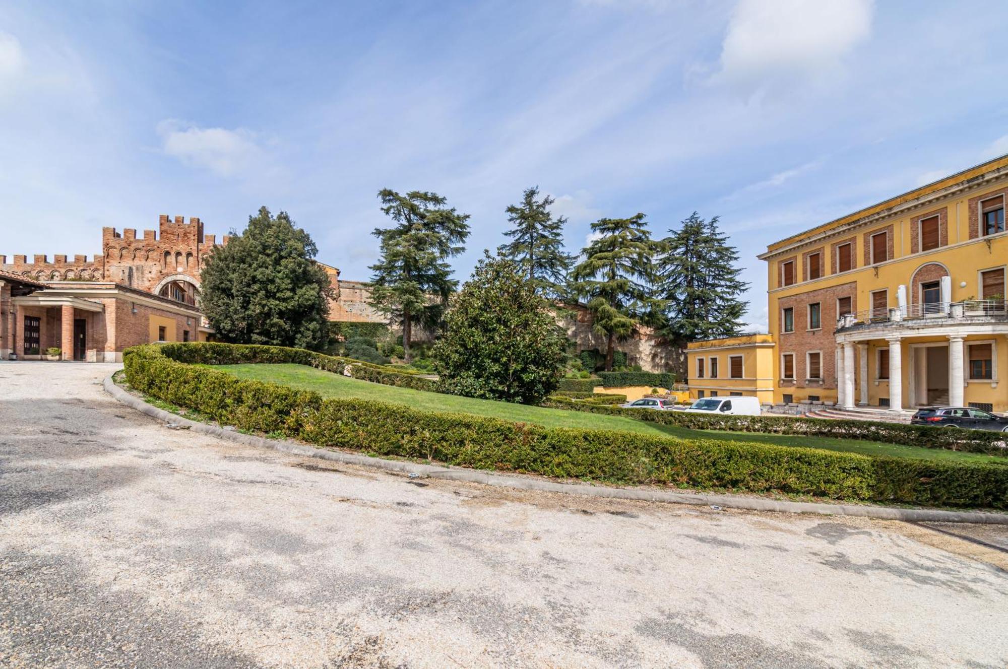 Porta Tufi Luxury Apartment With Private Parking! Siena Exterior photo